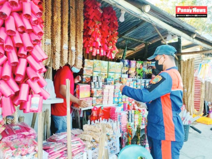 The Antique Police reminds the public of which firecrackers are prohibited for sale and use. In this file photo, a Bureau of Fire Protection personnel inspects a stall selling pyrotechnics in Iloilo City. PN FILE PHOTO