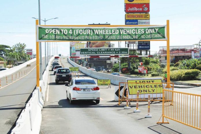 An inner lane of the Ungka flyover was made accessible to vehicles past its regulated two-hour open schedule (6 a.m. to 8 a.m.) on Monday, Dec. 4, despite no order from the Department of Public Works and Highways Region 6. AJ PALCULLO/PN