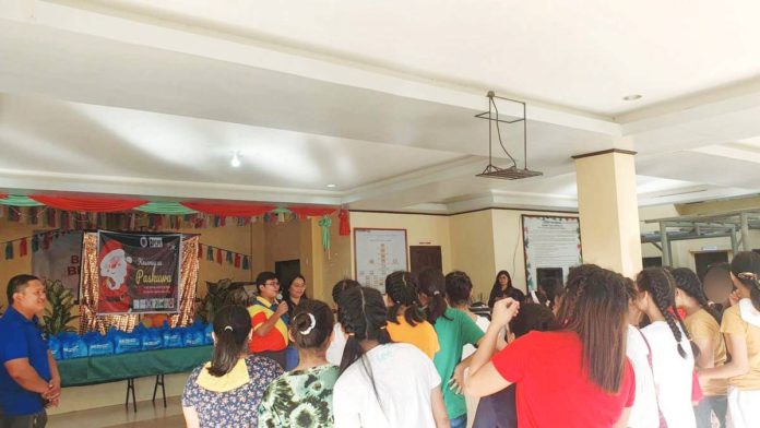 Thirty-five children at the Home for Girls in Barangay Pungtod, Cabatuan, Iloilo receive gifts, food, and vitamins from the Iloilo Provincial Capitol Press Corps. IME SORNITO/PN