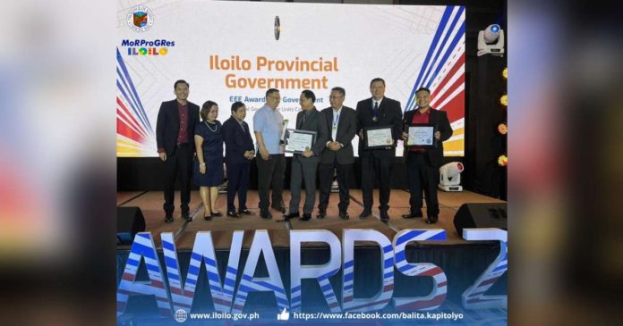 Gov. Arthur Defensor Jr. (5th from left) receives Iloilo province’s Energy Efficiency Excellence Award from the Department of Energy during the awarding ceremony at Hilton Manila in Pasay City on Tuesday, Dec. 19.