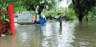 LEPTOSPIROSIS RISK. A resident wades through floodwaters in Barangay Pahanocoy, Bacolod City. The City Health Office on Wednesday, Dec. 27, said exposure to floodwaters contaminated by the urine of infected animals poses the risk of leptospirosis infection among humans, especially those with cuts, wounds or abrasions on their skin. PNA BACOLOD FILE PHOTO