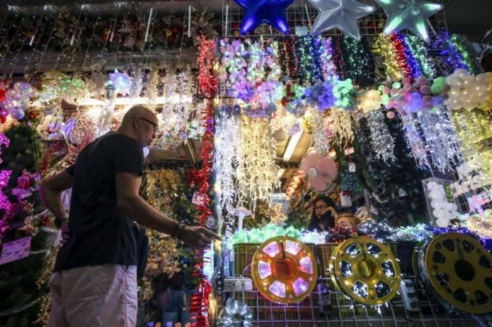 Vendors sell Christmas decorations along the streets of Divisoria in Manila. INQUIRER FILE PHOTO