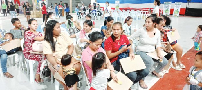 Fifty-nine children from four Iloilo City barangays receive mingo meals during the ceremonial kickoff of the Mingo Nutrition Program at the Jaro gymnasium in Jaro district on Tuesday, Dec. 12. ILOILO CITY GOV’T FB PHOTO