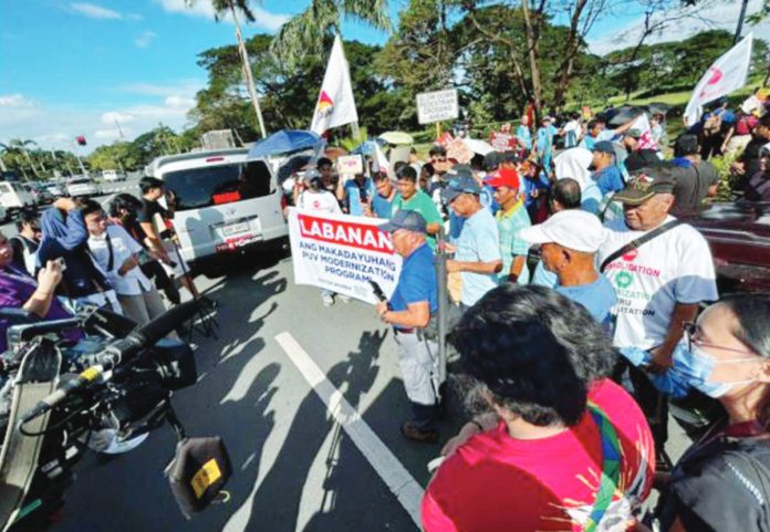 Transport group Pagkakaisa ng mga Samahan ng Tsuper at Opereytor Nationwide (Piston) holds a strike on Dec. 14, 2023 in protest of the Dec. 31 deadline for franchise consolidation applications. PHOTO BY ARNEL TACSON