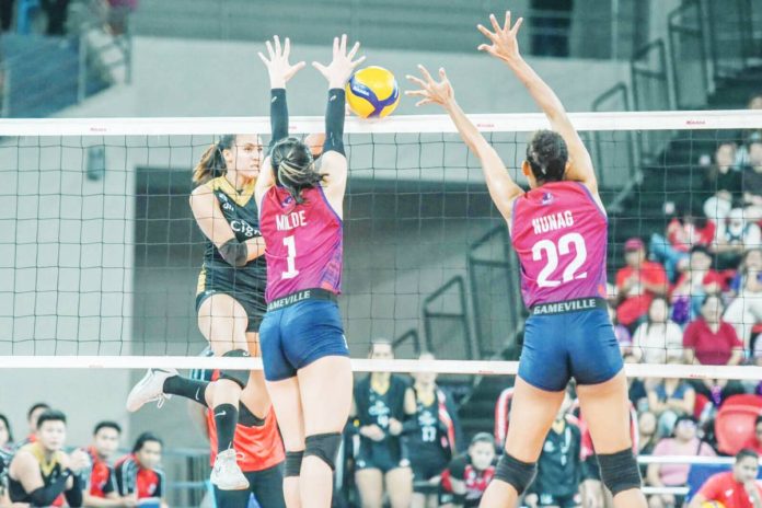 Guimarasnon Jovelyn Gonzaga of Cignal HD Spikers scores against the defense of Choco Mucho Flying Titans’ Isa Molde and Cherry Nunag. PVL PHOTO