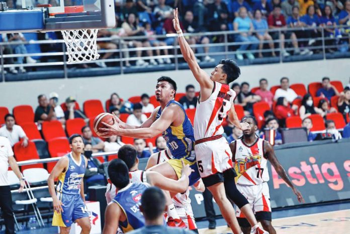 Magnolia Chicken Timplados Hotshots’ Ian Sangalang eludes the defense of San Miguel Beermen’s Allyn Bulanadi for an inside attempt. PBA PHOTO