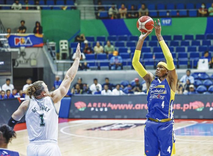 Magnolia Chicken Timplados Hotshots’ Rafael Reavis pulls up for a basket against the defense of Terrafirma Dyip’s Thomas De Thaey. PBA PHOTO