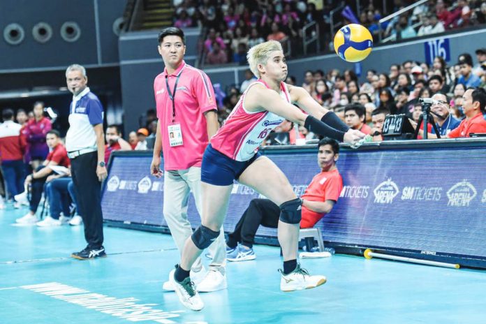 Creamline Cool Smashers’ Diana Carlos attempts to save the ball from going out. PVL PHOTO