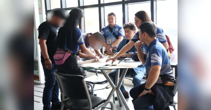 Social Security System Vice President for Operations Legal Services Division I Renato Jacinto S. Cuisia (5th from left), SSS National Capital Region South Legal Department Concurrent acting head Victorina Pardo-Pajarillo (6th from left), SSS Account Management Group acting head Neil F. Hernaez (right, side view), and SSS Executive Vice President for Branch Operations Sector Voltaire P. Agas (not in photo) lead the issuance of Notices of Violation and billing letters to delinquent employers in the West Service Road and Tambo in Parañaque City.