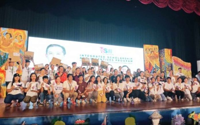 Grantees of the Integrated Scholarships and Incentives Program (ISIP) for the Youth: Empowering Students through Education and Opportunity pose with officials, led by House Speaker Martin Romualdez, during the launch at West Visayas State University cultural center in La Paz, Iloilo City on Saturday, Dec. 9. PNA PHOTO BY PGLENA