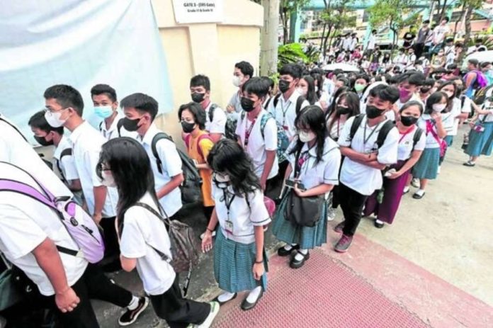 According to the 2022 Pisa results, 28 percent of the 7,193 Filipino students from 188 schools who took part in the assessment reported that others had “made fun” of them while 19 percent said they were threatened by other students. INQUIRER FILE PHOTO