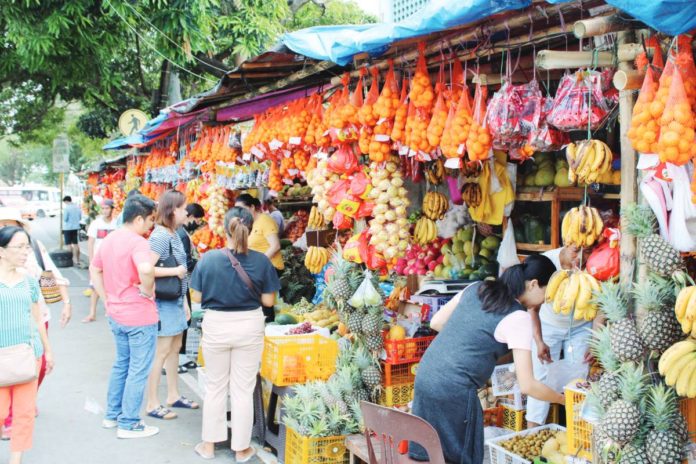 Seasonal sidewalk vending in Iloilo City is only until midnight on Dec. 31. Vendors are reminded to remain in designated areas to ensure safety and order on the city streets. Photo shows fruit vendors in Jaro Plaza (Pius XII side). AJ PALCULLO/PN