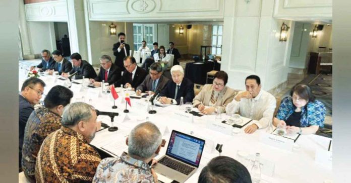 Trade Secretary Alfredo Pascual (4th from right, facing camera) leads the Joint Philippines-Indonesia Roundtable Meeting at the Manila Peninsula in Makati City on Wednesday, Jan. 10. The Indonesian business representatives are part of the delegation of Indonesian President Joko Widodo in his official visit to the country. DTI PHOTO