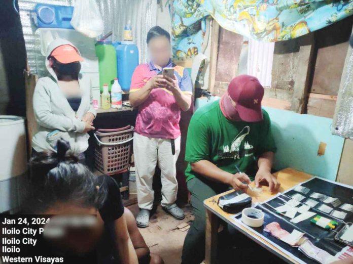 A police antidrug operation in Barangay Rizal Ibarra, Iloilo City Proper on Wednesday yielded in the seizure of nearly P400,000 worth of suspected shabu. PRO-6 PHOTO