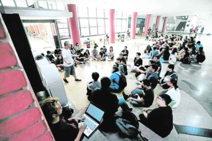 College students at the lobby of Palma Hall at the University of the Philippines in Diliman, Quezon City. INQUIRER FILE PHOTO