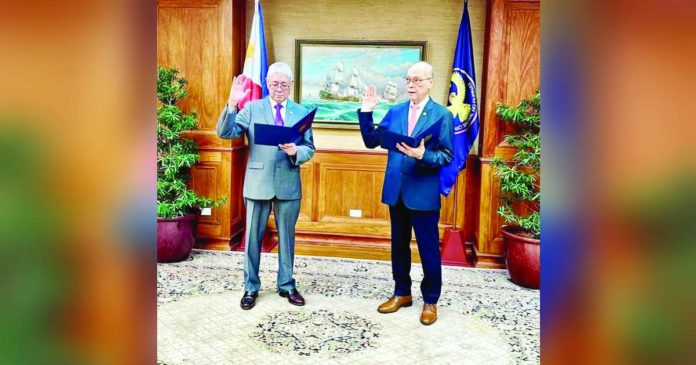 Former Finance secretary Benjamin Diokno (right) takes oath as Bangko Sentral ng Pilipinas (BSP) Monetary Board member before BSP governor and Monetary Board chairman Eli Remolona Jr. (left). @TED_CORDERO, X PHOTO