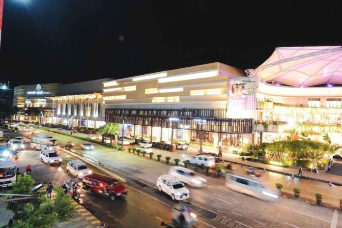 Iloilo City has established itself as a haven of gastronomic delights after its entry to the UNESCO Creative Cities Network, with Megaworld Lifestyle Malls’ Festive Walk mall providing much of the must-taste dining destinations in the city. This year's Dinagyang Festival is bound to be an appetizing journey inside Megaworld's premier township in the region.