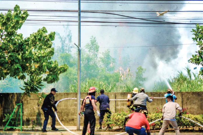 The Bureau of Fire Protection (BFP) Region 6 highlights the importance of public cooperation in maintaining clean surroundings to prevent grass and garbage fires. File photo shows BFP personnel responding to a grass fire in Barangay San Rafael, Mandurriao, Iloilo City. PN PHOTO