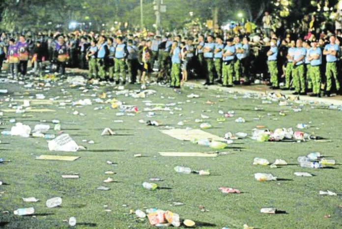 Trash litters the grounds of Rizal Park after millions of devotees leave Quirino Grandstand to join the “traslacion” or grand procession of the Black Nazarene to Quiapo Church. RICHARD A. REYES