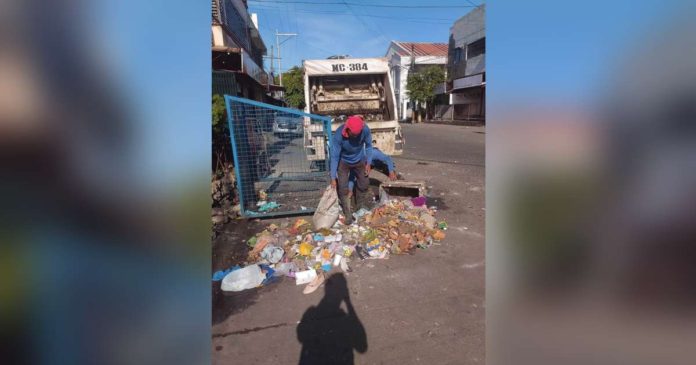 The IPM-Construction and Development Corporation has won another bid to provide Bacolod City with environmental and sanitary services. Photo above shows personnel of the firm hauling garbage in Barangay 29 last week. BARANGAY 29 / FACEBOOK