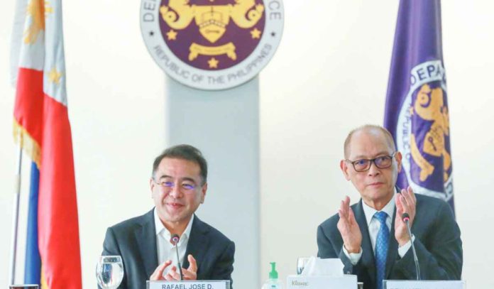 The inaugural Board Meeting of the Maharlika Investment Fund’s governing body, the Maharlika Investment Corporation (MIC), took place on Wednesday, Jan. 3. Photo shows (from left) MIC president and chief executive officer Rafael Consing Jr. and Finance secretary Benjamin Diokno. DEPARTMENT OF FINANCE PHOTO