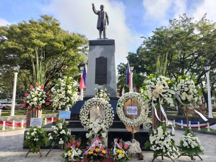 Wreathes were offered at the foot of Dr. Jose Rizal’s statue in Iloilo City’s Plaza Libertad on Dec. 30, 2023 during the national hero’s 127th’s death anniversary. AJ Palcullo/PN