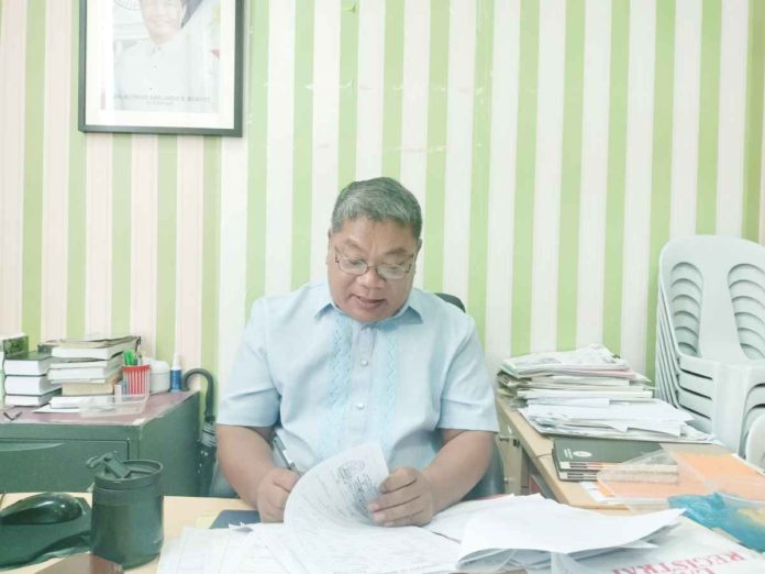 Bacolod City’s civil registrar officer Hermilo Pa-oyon signs several certificates of marriage from the remaining 2,023 couples married last March 2023 during a mass union at the Bacolod City Government Center grounds. MAE SINGUAY/PN