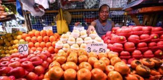 Round fruits are the most popular items in this Quezon City public market. The search for everything round, which are believed to bring in prosperity for the new year, has always been a Filipino tradition. PNA