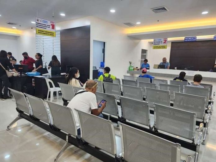 Iloilo City Government’s off-site payment centers in malls provide easy, fast and convenient access for renewal and payment of business permits, and other payment-related transactions. VELMA JANE LAO PHOTO