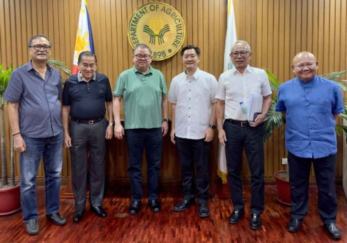 SUGAR LEADERS MEETING WITH AGRI SECRETARY. Sugar industry leaders representing the Sugar Council and the millers discussed yesterday with Agriculture Secretary Francisco Tiu Laurel the challenges facing the sugar industry. (L-R) PANAYFED President Danilo Abelita, NFSP President Enrique Rojas, Agriculture Sec. Francisco Tiu Laurel, PSMA President Terence Uygongco, CONFED President Aurelio Valderrama Jr. and CONFED Executive Director Alan Gensoli.