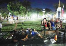 Due to the prolonged blackout, residents seeking cooler environments flock to Jaro Plaza in Jaro, Iloilo City on Wednesday night, Jan. 3. ILOILO CITY MAYOR’S OFFICE PHOTO