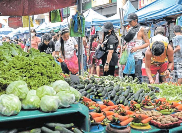 Consumers buy fruits and vegetables at a market in Quiapo, Manila. These food staples have become more expensive, increasing the country’s inflation. RICHARD A. REYES