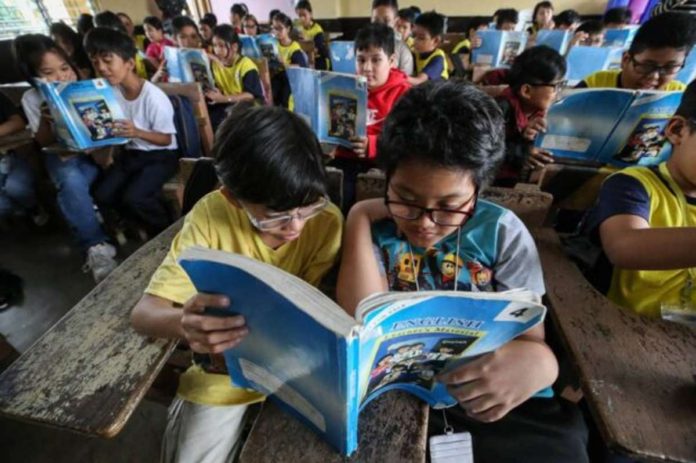 Grade 4 students in President Corazon Aquino Elementary School in Quezon City catch up on their reading as part of the Department of Education’s latest learning intervention program. Photo by LYN RILLON / Philippine Daily Inquirer