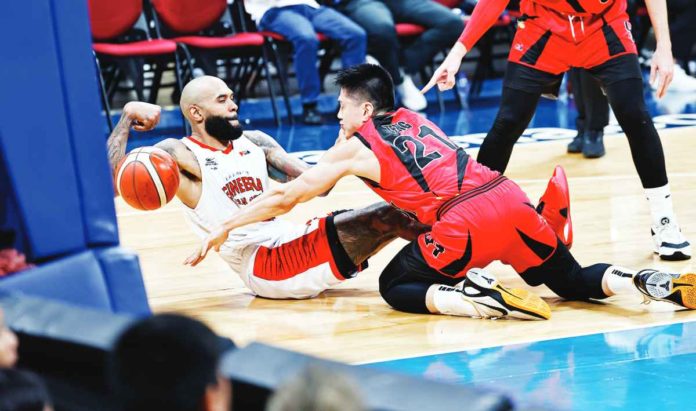 Barangay Ginebra San Miguel Kings’ Tony Bishop Jr. and San Miguel Beermen’s Jeron Teng battle for the looseball. PBA PHOTO