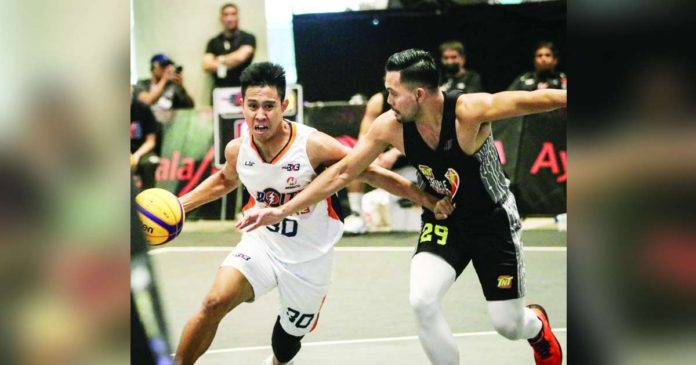 Negrense Jeff Manday of Meralco Bolts dribbles the ball while warding off the defense of TNT Triple Giga's Gryann Mendoza. PBA PHOTO