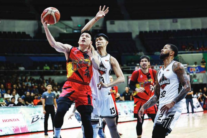 San Miguel Beermen’s Jeron Teng eludes the Blackwater Bossing defense for a layup. PBA PHOTO