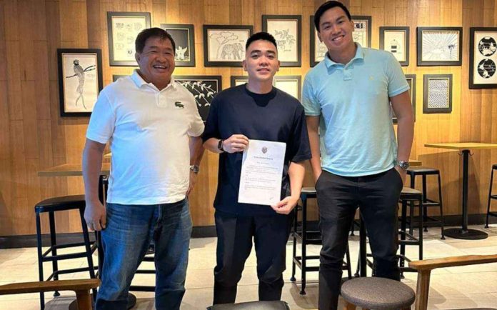 Ilonggo MC Abolucion (center) signs his new contract as Iloilo United Royals head coach with team CEO JJ Javelosa (left) and playing team manager Jay Javelosa (right). PHOTO COURTESY OF ILOILO UNITED ROYALS