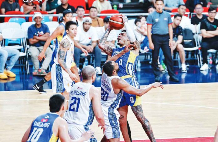 Magnolia Chicken Timplados Hotshots’ Tyler Bey goes for a tough shot against TNT Tropang Giga’s Rahlir Hollis-Jefferson. PBA PHOTO