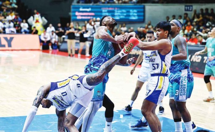 Magnolia Chicken Timplados Hotshots’ Aris Dionisio and Magnolia Chicken Timplados Hotshots’ Aris Dionisio battle for the loose ball. PBA PHOTO