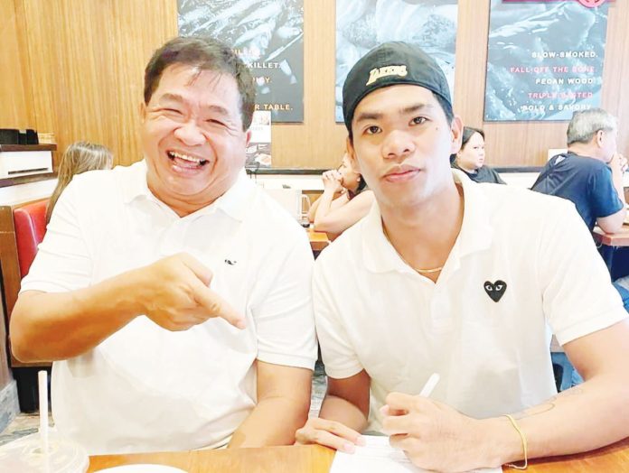 Negrense Mark Nonoy (right) signs his contract in the presence of Iloilo United Royals CEO JJ Javelosa. CONTRIBUTED PHOTO