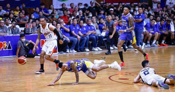 Magnolia Chicken Timplados Hotshots’ Jiovani Jalalon and Meralco Bolts’ Chris Banchero were both down on the floor after a looseball battle. PBA PHOTO