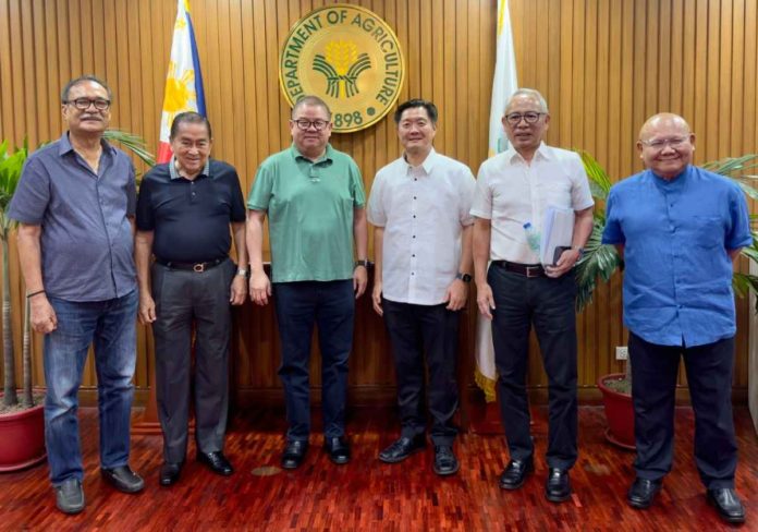 SUGAR LEADERS MEETING WITH AGRI SECRETARY. Sugar industry leaders representing the Sugar Council and the millers discussed yesterday with Agriculture Secretary Francisco Tiu Laurel the challenges facing the sugar industry. (L-R) PANAYFED President Danilo Abelita, NFSP President Enrique Rojas, Agriculture Sec. Francisco Tiu Laurel, PSMA President Terence Uygongco, CONFED President Aurelio Valderrama Jr. and CONFED Executive Director Alan Gensoli