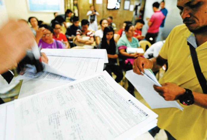 Taxpayers file their income tax returns. EDWIN BACASMAS/INQUIRER PHOTO