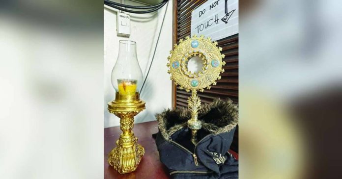 The monstrance with the Blessed Sacrament was placed by the theft suspect in a bag and left it in front of San Sebastian Cathedral gates in Bacolod City on Sunday morning, Dec. 31, 2023. SAN SEBASTIAN CATHEDRAL-BACOLOD/FACEBOOK