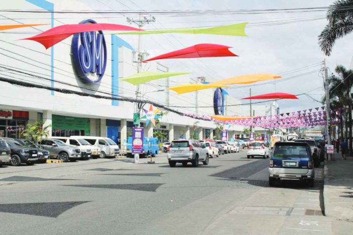 Preparations are underway on Valeria Street for the Dinagyang Food Festival in Iloilo City. Over 200 food kiosks are set to enliven the downtown area from Jan. 25 to 28, as captured in this scene on Tuesday, Jan. 23. AJ PALCULLO/PN