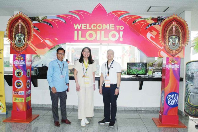 Art Parreño, terminal area manager of the Iloilo Airport, welcomes to Iloilo Philippine consuls general Angelica C. Escalona and Zaldy Patron.