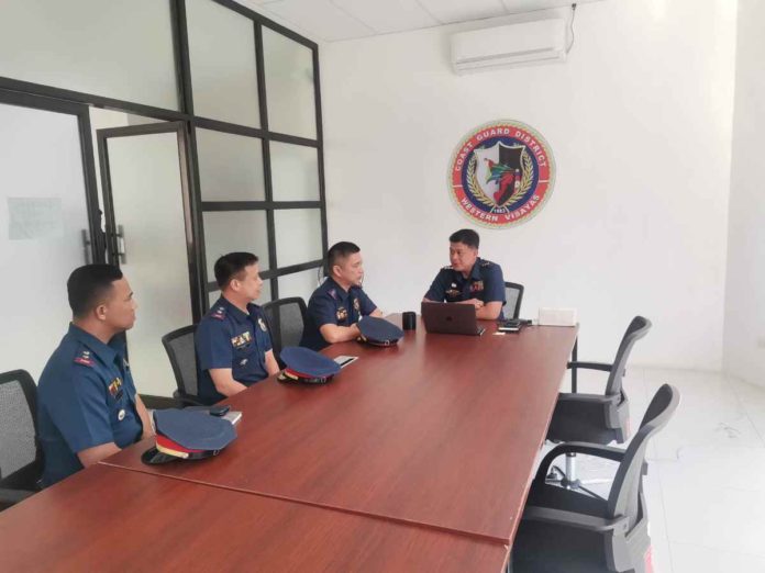 Regional Maritime Unit 6 chief Colonel Ervin Glenn Provido (2nd from right) rendered a courtesy call to Coast Guard District-Western Visayas chief Captain Weniel Azcuna (rigtmost) on Feb. 14. During the meeting, both Commanders discussed the coordination between units in intensifying Maritime Law Enforcement Operations, particularly against illegal drugs. MARITIME PULIS ILOILOCITY RMU VI / FACEBOOK