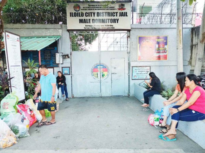 Families, eager to see their loved ones on Valentine’s Day, wait patiently outside the Bureau of Jail Management and Penology’s facility in Barangay Ungka, Jaro, Iloilo City. AJ PALCULLO/PN