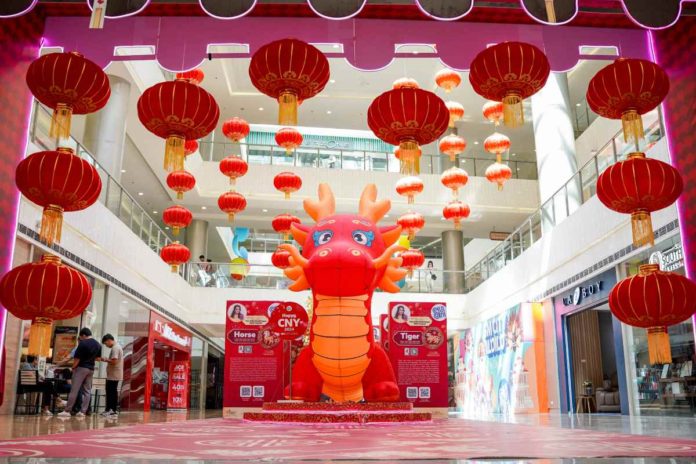 RED RENDEZVOUS. SM City Iloilo transforms into a vibrant red sea of charms, lanterns, and dragon installations to be your picture-perfect backdrop for the Chinese New Year and Valentine's celebrations.
