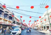 Chinese lanterns adorn Iznart Street in Iloilo City as the Filipino-Chinese community in the city prepares to celebrate Chinese New Year, which falls on Saturday, Feb. 10. AJ PALCULLO/PN